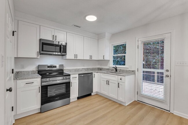 Building Photo - 104-106 N Franklin St