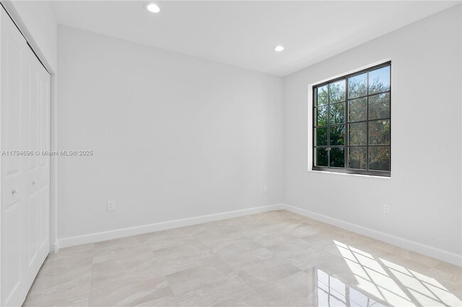 Building Photo - 5745 SW 44th Ct