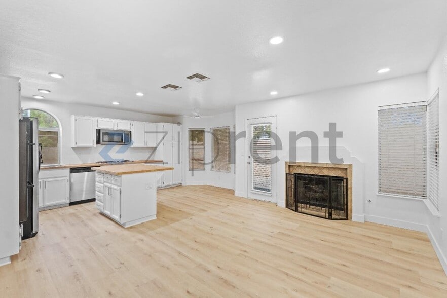Building Photo - Unit