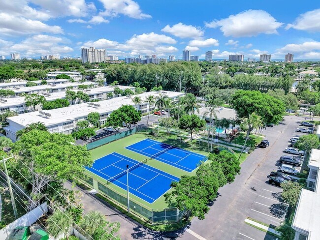 Building Photo - 6279 Bay Club Dr