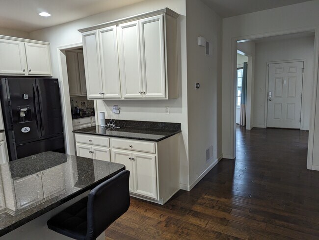 Building Photo - 5 Auction Dr
