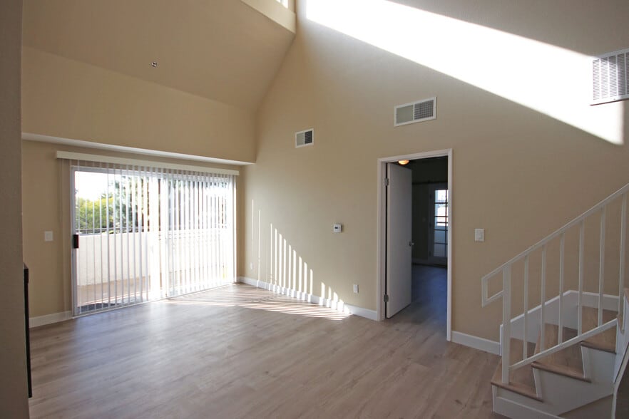 Building Photo - 156 S Oak Knoll Ave