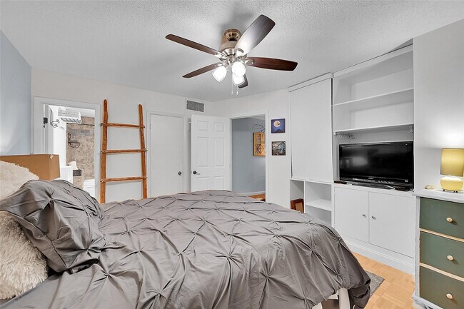 Building Photo - 2200 NE 66th St