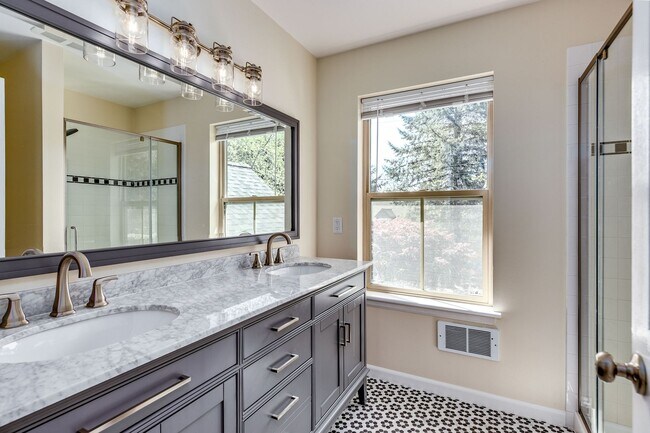 Building Photo - Beautiful Downtown Home