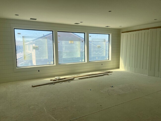 Building Photo - Gorgeous 6 bedroom with Pool and RV Garage