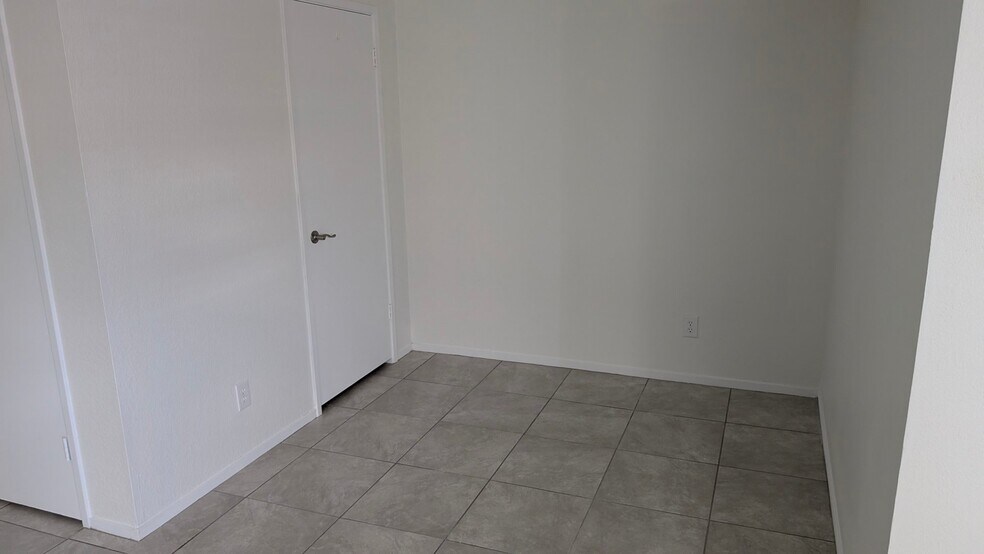 Building Photo - 841 Avenue A