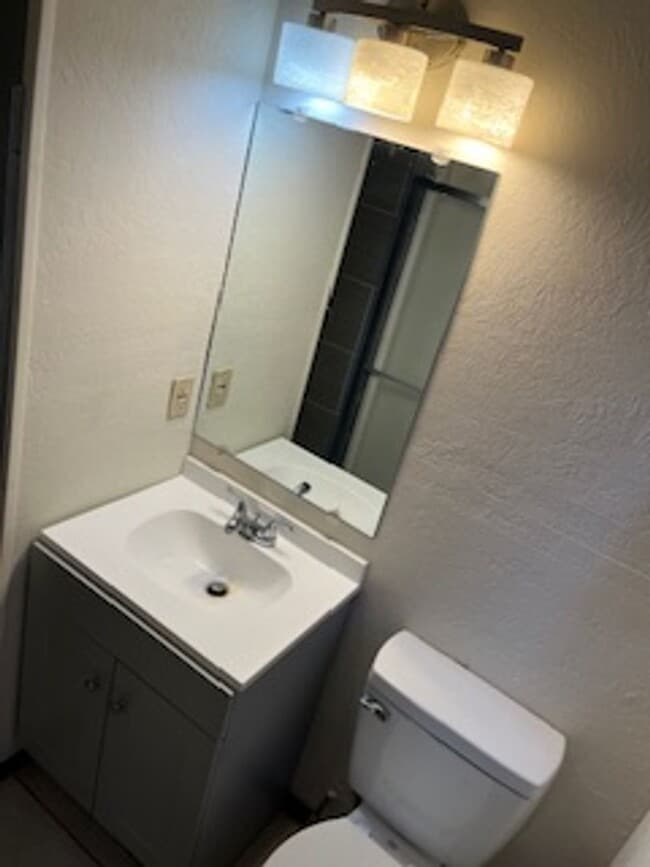 Building Photo - Hot Rental