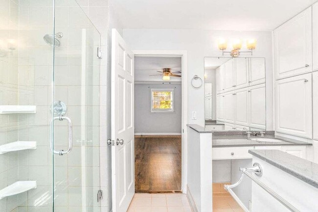 Building Photo - 3911 Ivy Rd NE