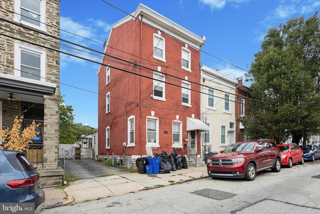 Building Photo - 192 Dupont St