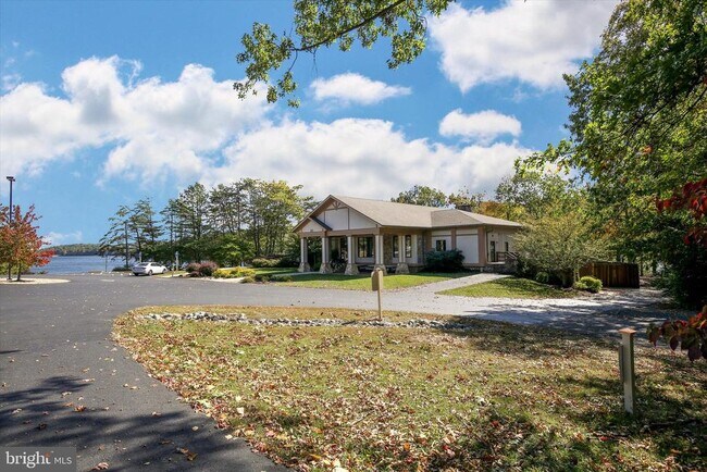 Building Photo - 700 S Lakeview Dr