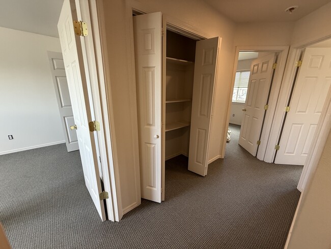 Building Photo - 913 Cardinal Dr