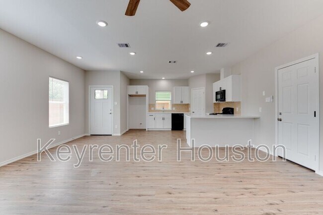 Building Photo - 8203 Woodlyn Rd