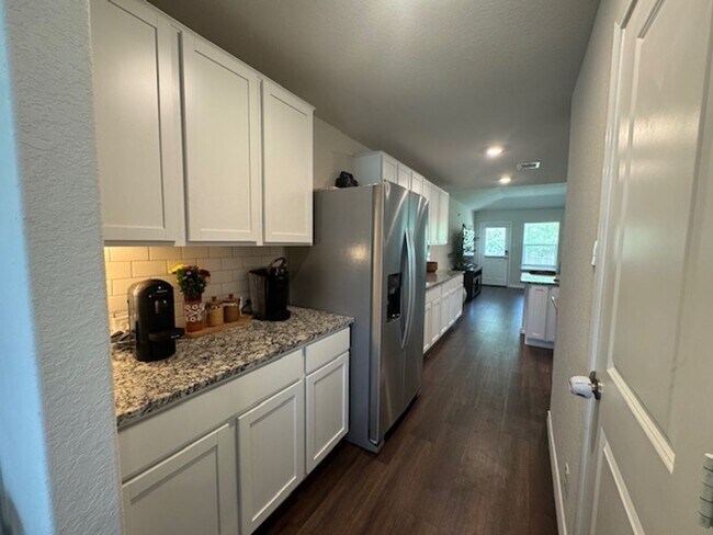 Building Photo - Spacious and Stylish, with over 2,500 sq f...