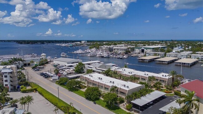 Building Photo - 800 River Point Dr