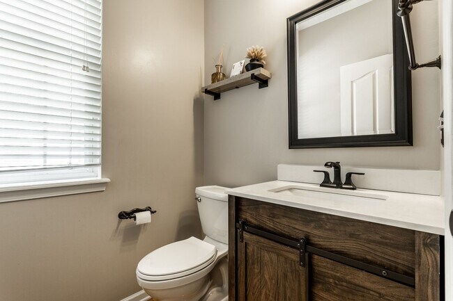 Building Photo - Spacious 5-Bed Home with In-Law Suite, Fin...