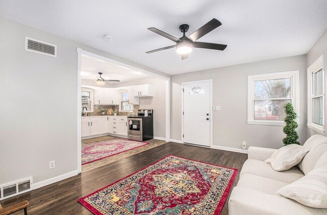 Building Photo - Completely Renovated 2 Bedroom House!
