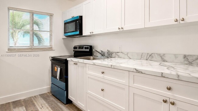 Building Photo - 5549 NE Miami Ct