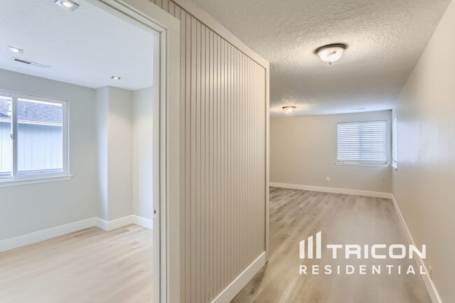 Building Photo - 502 SW 22nd Ave