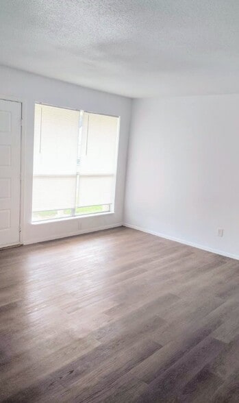 Building Photo - 121 Lazy Ln