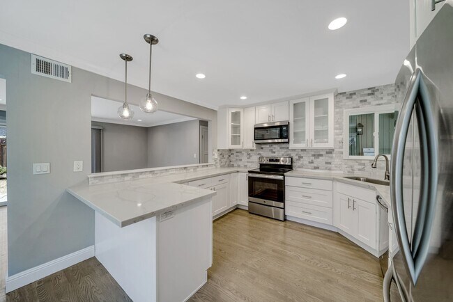 Building Photo - 5741 Seifert Ave