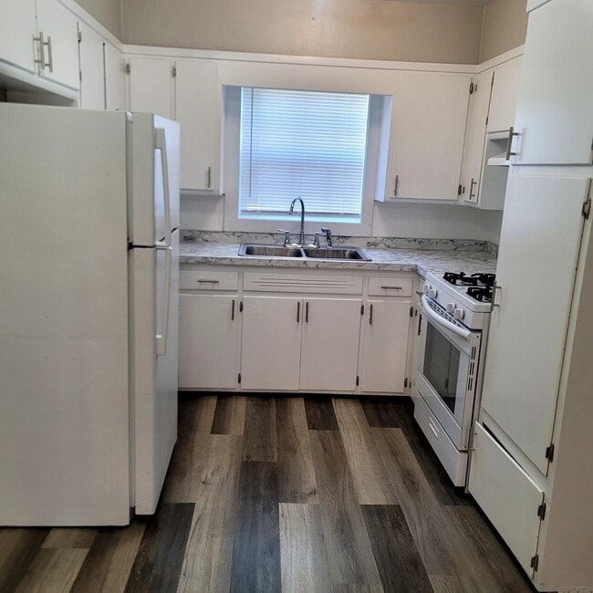 Building Photo - Newly listed and renovated 4 bed 2 bathroom house!