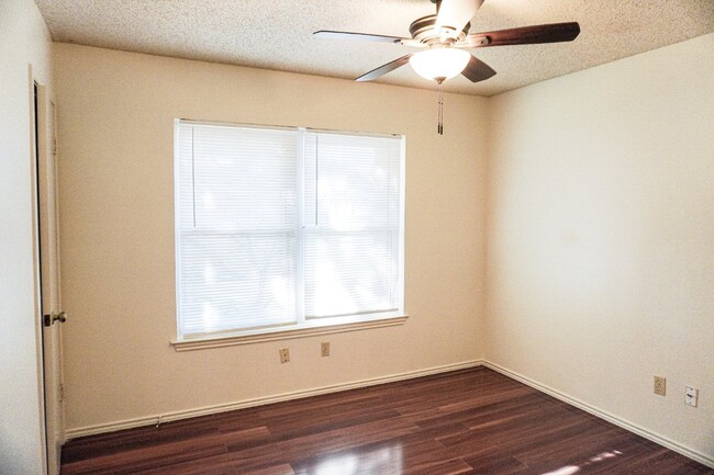 Building Photo - Universal City 3 Bedroom, 2 Bath, Single S...