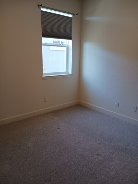 Building Photo - 103 Pilot Peak Dr