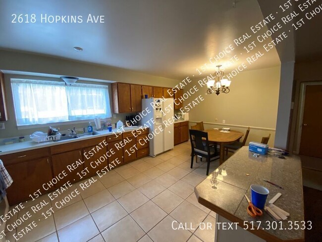 Building Photo - Spacious 2-BDR Duplex with Garage/Laundry/...