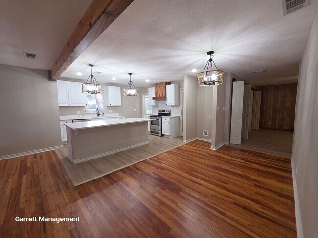 Building Photo - 3/2 Remodeled Home in Lampasas