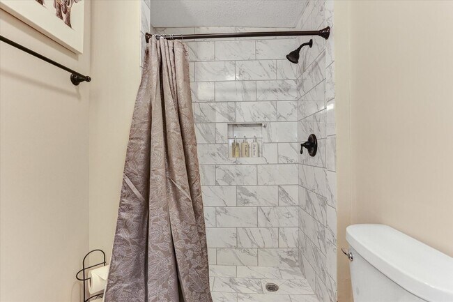 Building Photo - 4 Bedroom, 2 Bath Brick Home in Savannah