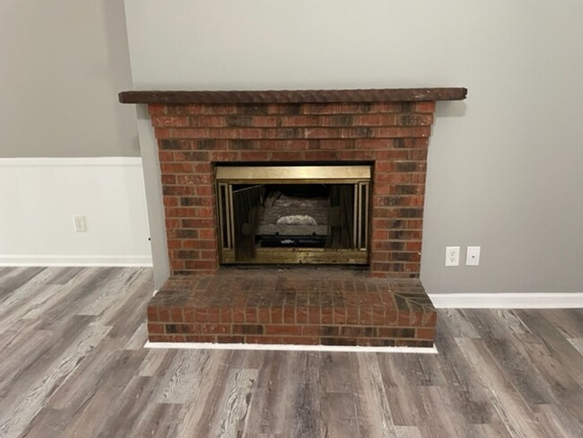 Building Photo - 3 bed, 2 full bath home located in Ashebor...