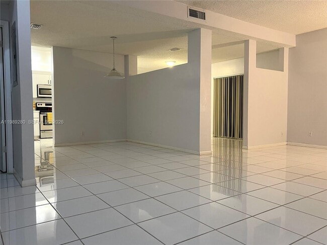Building Photo - 543 Racquet Club Rd