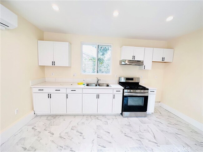 Building Photo - 11598 Cranston Ave