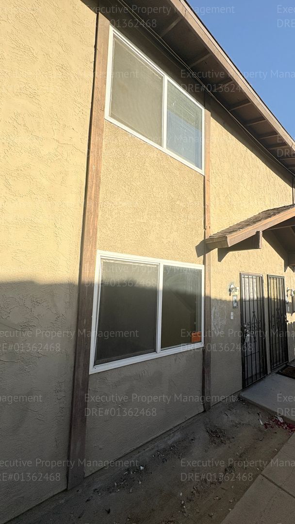 Building Photo - 2 bedroom 1.5 bathroom townhome near shopping centers and hospital! Located in the 93305 zip code...