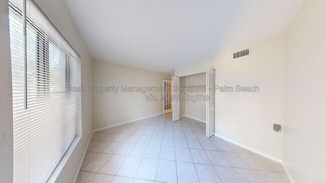 Building Photo - 1015 Green Pine Blvd