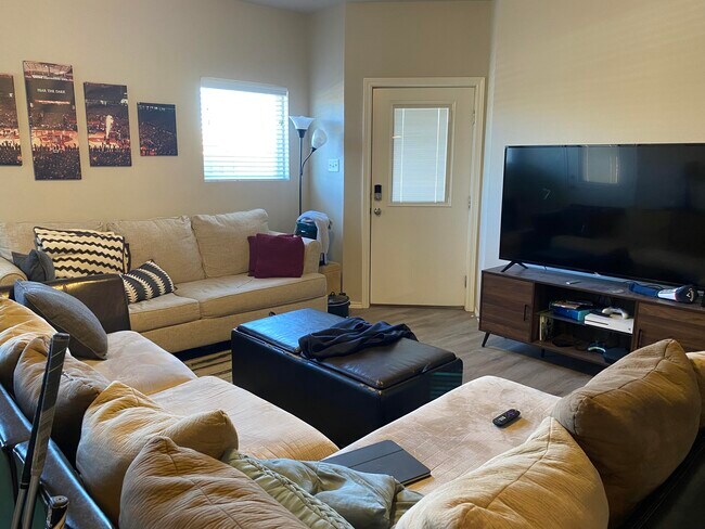 Building Photo - 525 N Chicago Ave