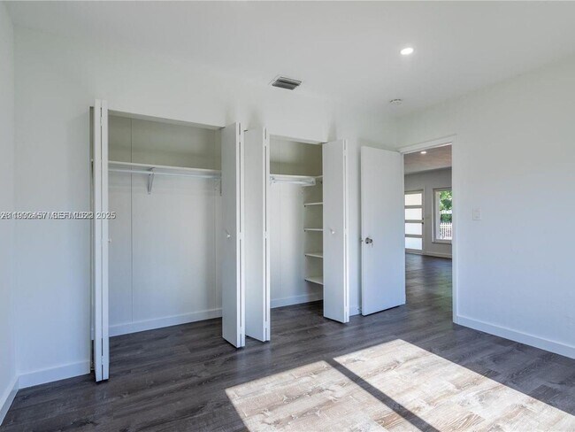 Building Photo - 2520 SW 22nd Terrace