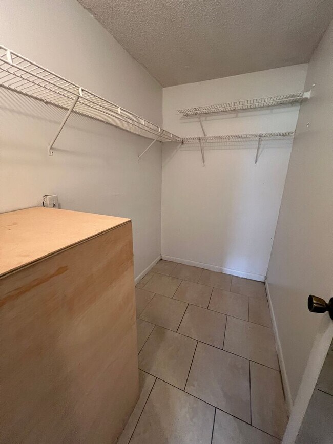 Building Photo - Charming Unit Apartment in Lauderhill