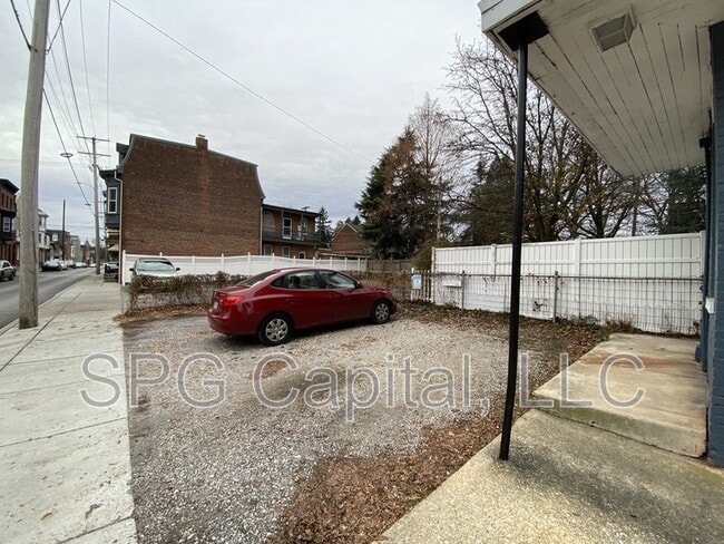 Building Photo - 500 W Market St