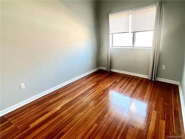 Building Photo - 4 E Main St