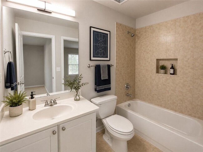 Building Photo - 1664 Oakbrook Lake Dr NW