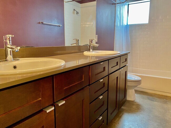 Building Photo - "Fantastic 1-Bedroom Condo off South Congr...