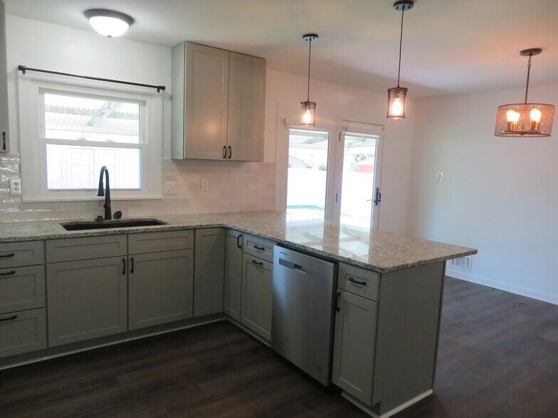 Building Photo - 7895 Pavilion Dr