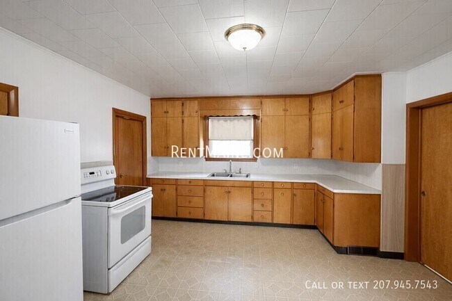 Building Photo - 445 Main St