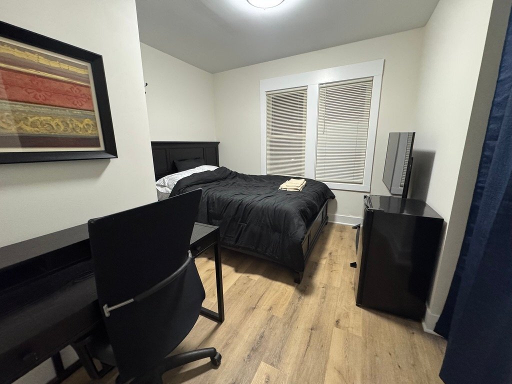 Building Photo - 220 W Buena Vista St