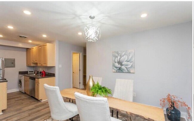 Building Photo - Spacious and Newly Remodelled at the Fairm...