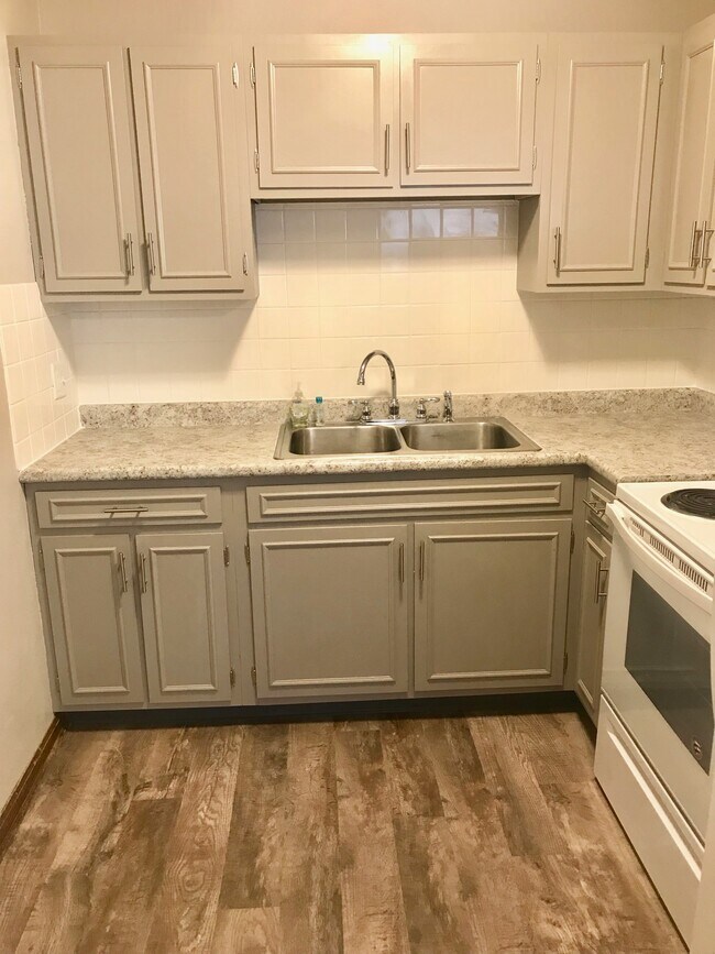 Kitchen - 3412 N Ten Mile Dr