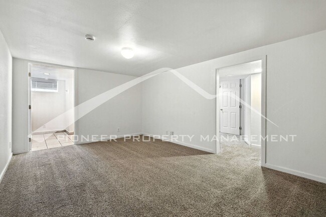 Building Photo - Charming Duplex with Washer/Dryer and Fenc...
