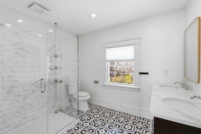 Building Photo - 198 Linden St