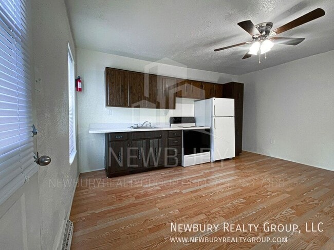 Building Photo - 33 Hickory St